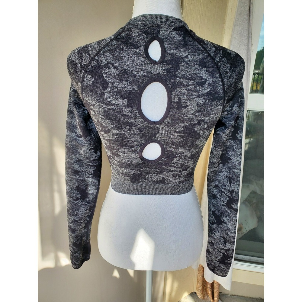Gymshark Top Womens XS Black‎ Gray Camo Adapt Seamless Cropped Thumb Holes Logo - Picture 3 of 15